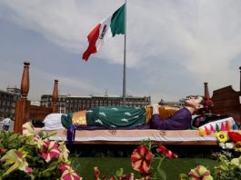 El centro de Ciudad de México revive a Frida Kahlo a 112 años de su natalicio "Los Colores de Frida", consiste en un jardín de flores alrededor de una cama gigante en la que yace una escultura de 12 metros de la pintora.