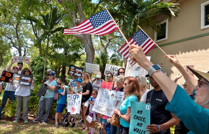 Un centenar de personas urgió en Miami al senador republicano Marco Rubio a pronunciarse sobre la detención de menores inmigrantes.