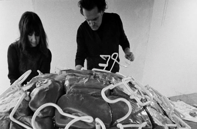 Marisa Merz, exponente y única mujer dentro del colectivo de "arte povera" (pobre), ha fallecido a la edad de 93 años.
