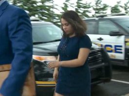 Mujer se entrega a la Policía tras orinar en patatas de supermercado Grace Brown se entregó a la Policía después de que las autoridades la identificaran.