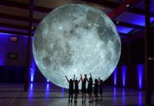 La gran esfera lunar ha sido ubicada a tan solo unos metros del suelo lo que, junto con una tenue iluminación en la sala, realza los detalles de alta precisión y minuciosidad de la luna.