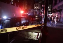 El Alcalde de Blasio ha mantenido a la ciudad actualizada sobre el manejo de la crisis de electricidad y ha agradecido la asistencia inmediata de agencias como la de administración de emergencias, la policía de Nueva York, el Depto. de Incendios y la policía estatal.