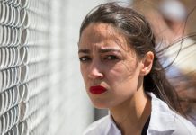 Ocasio-Cortez y varios congresistas visitaron el lunes los centros de detención de inmigrantes.
