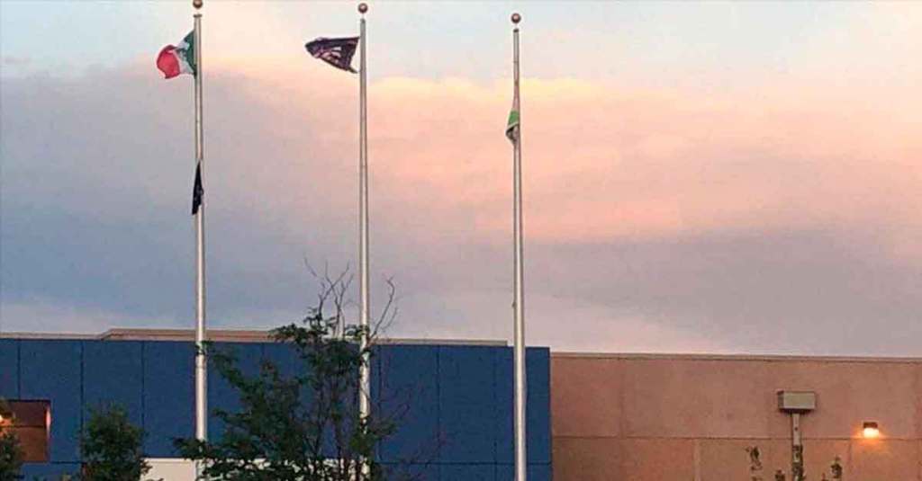 Policía busca a quien cambió la bandera de EEUU por la mexicana en Colorado.