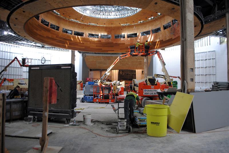 Un obrero trabaja en la zona llamada "Oculus" en el nuevo Hotel Guitarra.