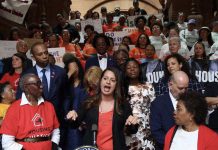 Queens se alista para las redadas de Trump La congresista de la Asamblea, Catalina Cruz destaca que su distrito del barrio de Queens es donde más indocumentados hay de todo el estado.