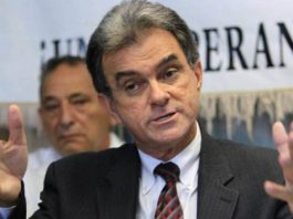 Exilio cubano defiende a dirigente al que EEUU quiere echar tras 52 años Ramón Saúl Sánchez, líder del Movimiento Democracia.
