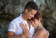La actriz Sarah Hyland, conocida por su papel de Haley Dunphy en la serie de televisión "Modern Family", anunció a través de su cuenta de Instagram su compromiso con su novio Wells Adams
