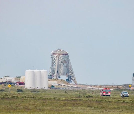 El brinco de un minuto del Starhopper ocurrió unas seis horas después que SpaceX lanzó su décimo octava misión.