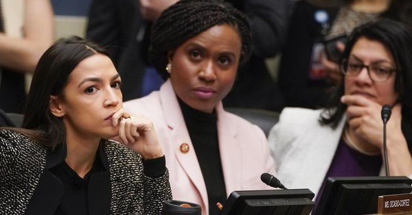 Todas ellas son ciudadanas estadounidenses, y tres de ellas nacieron en Estados Unidos: Ocasio-Cortez en Nueva York, Tlaib en Detroit y Pressley en Chicago.
