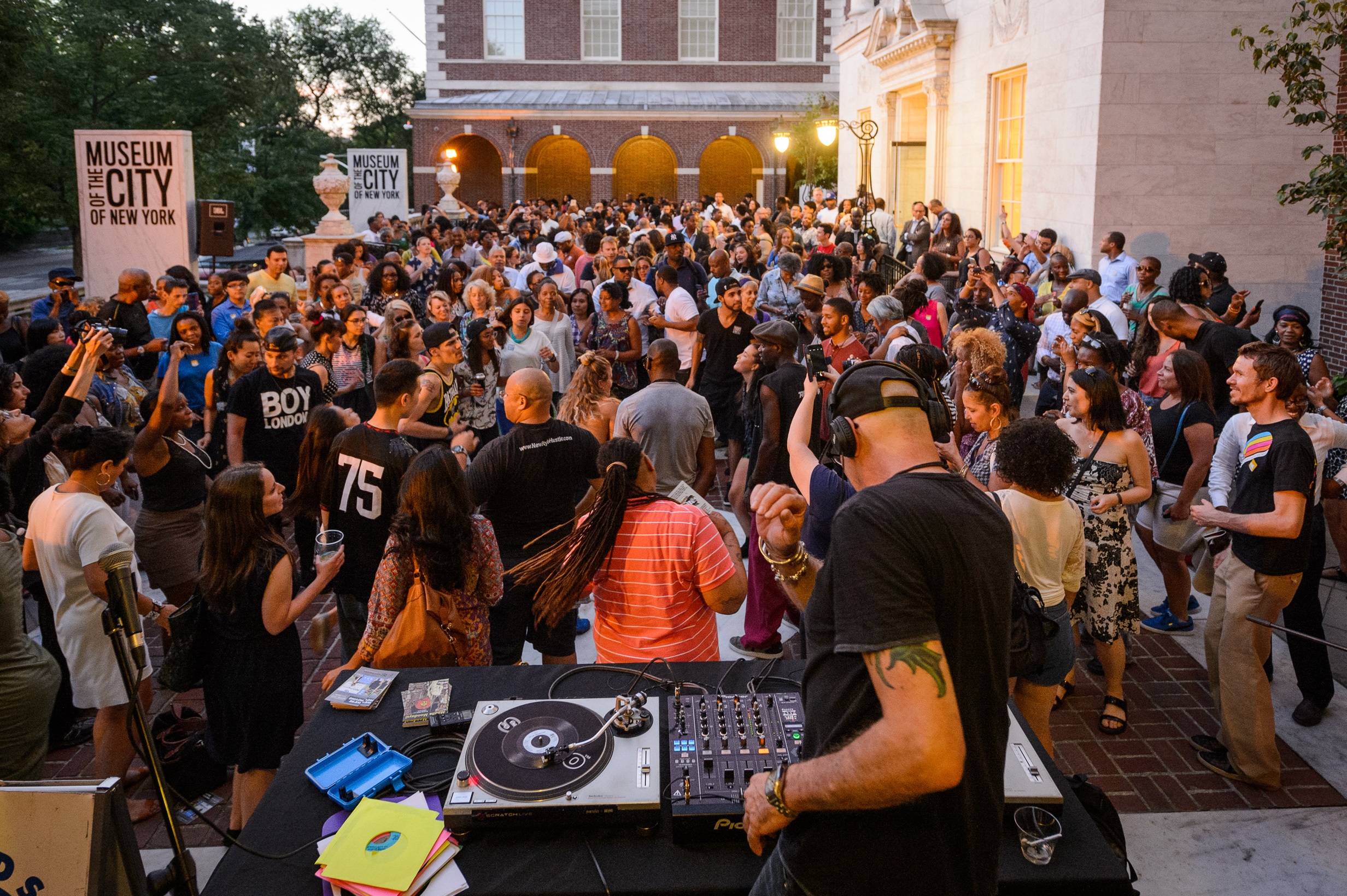 Una Serie GRATUITA de Fiestas de Verano que celebran el East Harlem en la punta de la Museum Mile: con música en vivo, arte, comida y más.