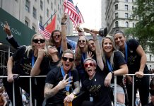 Un desfile de miles de neoyorquinos recibe a las campeonas del mundo.