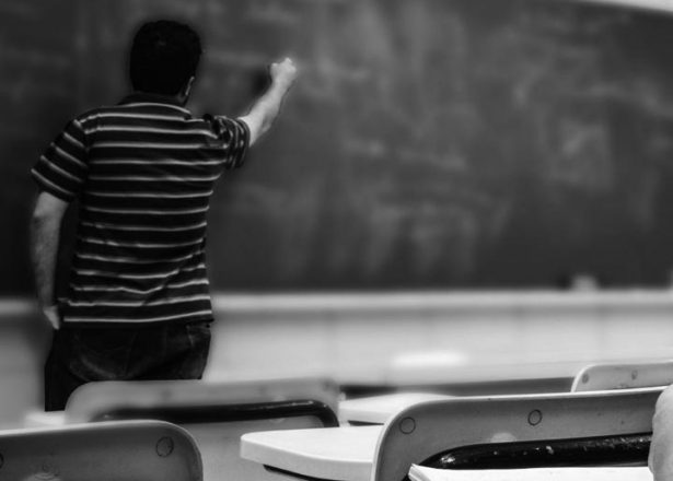 A nivel de licenciaturas, solamente el 5,2 % de los profesores con titularidad en el cargo es afroamericano, y el 6,6 % es latino.