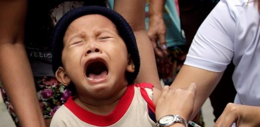 De los aproximadamente 135 millones de niños que nacen cada año en el mundo, unos veinte millones no reciben las vacunas esenciales o lo hacen de forma incompleta