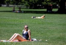 La alerta por las elevadas temperaturas en una vasta zona del centro y este de EE.UU. se mantenía este domingo