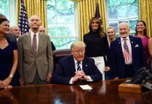 Trump insiste en que Estados Unidos "derribó" el dron iraní y eleva sus amenazas Donald Trump con Buzz Aldrin y Michael Collins.