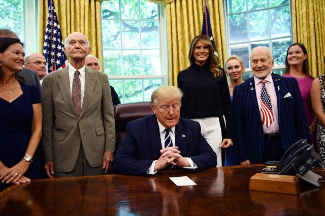 Donald Trump con Buzz Aldrin y Michael Collins.