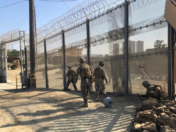 El Gobierno ha autorizado el despliegue de 2.100 militares más en la frontera con México, lo que eleva a 6.600 aproximadamente el total de soldados presentes en la zona limítrofe como respuesta a la estrategia de la Casa Blanca