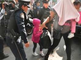 Policía rescata a 19 migrantes hondureños en Ciudad de México Los 19 migrantes eran seis mujeres, nueve menores -seis niñas y tres niños- y cuatro hombres.