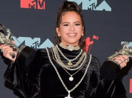 A Rosalía le llueven críticas en la red por ganar VMA latino al ser española La razón de esta polémica, explican en el medio digital Remezcla, viene de la agrupación por parte de la industria de las canciones en español en una misma categoría.