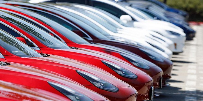 "El mercado (de vehículos eléctricos de lujo) no está creciendo mucho y Tesla está perdiendo cuota".