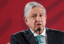 "(Los empresarios) están molestos porque tenían una mina de oro y ya se les acabó. Están promoviendo campañas de que se están muriendo los niños por falta de medicamentos", aseguró el mandatario.