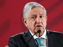 "(Los empresarios) están molestos porque tenían una mina de oro y ya se les acabó. Están promoviendo campañas de que se están muriendo los niños por falta de medicamentos", aseguró el mandatario.