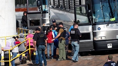 El jefe del ICE afirm&oacute; que se trata de la mayor redada en al menos una d&eacute;cada.