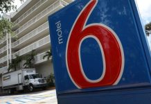 Avanza acuerdo de compensación a inmigrantes espiados en hotel El juez de distrito David Campbell ya había anticipado a los abogados de Motel 6 y a MALDEF que aprobaría el acuerdo preliminar con algunos cambios menores.