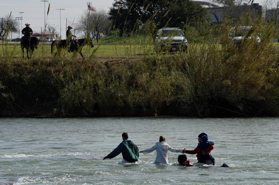 La menor formaba parte de un grupo de 21 personas arrestadas por los uniformados después de cruzar ilegalmente el Río Grande.