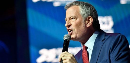 Hicieron un llamado al gobernador del estado, Andrew Cuomo, para que destituya a De Blasio.