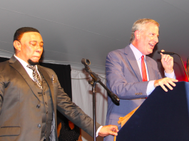 El Alcalde de Nueva York, Bill de Blasio, rindió homenaje a la comunidad dominicana, como parte de su trabajo para resaltar la diversidad y contribuciones cívicas de los numerosos grupos inmigrantes de una ciudad construida por inmigrantes.