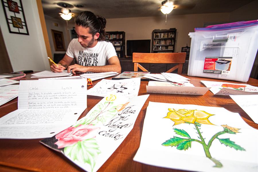 Carlos Espina, de 20 años, natural de Uruguay, escribe una carta en su casa ubicada en College Station, al suroeste de Houston.