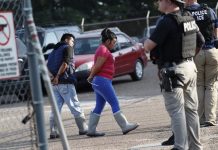 Las autoridades migratorias arrestaron en procesadoras de alimentos del estado de Misisipi a 680 inmigrantes indocumentados.