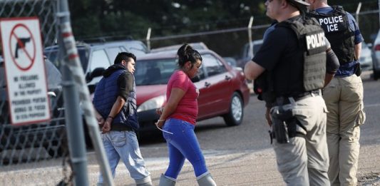 Las autoridades migratorias arrestaron en procesadoras de alimentos del estado de Misisipi a 680 inmigrantes indocumentados.