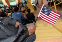 La regla permitiría al gobierno federal negar más fácilmente la residencia permanente, conocida popularmente como tarjeta verde o green card, o visas.