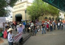 Damnificados exigen reparación de daños por derrame tóxico en mina mexicana La protesta comenzó en el mercado municipal de Hermosillo, donde los participantes realizaron un mitin para informar a los afectados sobre los efectos de vivir con metales bioacomulables.