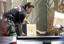 Al abrir la caja, los oficiales encontraron cinco paquetes del tamaño de una pelota de baloncesto hechos de polvo marrón.