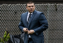 El jefe de la Policía de Nueva York, James O'Neill, informó su decisión de despedir al agente Daniel Pantaleo