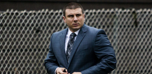 El jefe de la Policía de Nueva York, James O'Neill, informó su decisión de despedir al agente Daniel Pantaleo