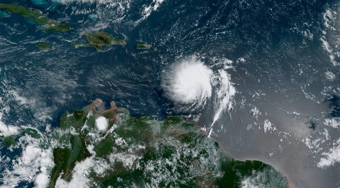 En su bolet&iacute;n de las 11.00 hora local, el NHC indica que la tormenta est&aacute; a unas 60 millas (95 km) al oeste-noroeste de Santa Luc&iacute;a.