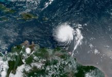 En su boletín de las 11.00 hora local, el NHC indica que la tormenta está a unas 60 millas (95 km) al oeste-noroeste de Santa Lucía.