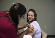 Dramático aumento de la hepatitis A en todo el país Jessica Gilbert, de 33 años, recibió su segunda dosis de la vacuna durante el programa de South Street Ministries en Akron, Ohio. Tuvo su primera a fines de mayo, que le proporcionó gran parte de la inmunidad. Pero quiso ser más cautelosa porque cree que una mujer en la cárcel de un condado cercano la expuso al virus. (Maddie McGarvey para KHN)