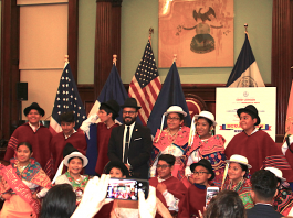 Ecuador celebró en el Concejo de Nueva York El concejal demócrata Francisco Moya, estadounidense hijo de padres de origen ecuatoriano, recuperó la celebración en el concejo instaurada por su predecesor Hiram Monserrat. En la gráfica el concejal Moya junto a los casi veinte miembros de un grupo musical, cuyos parientes fueron los principales asistentes del evento.