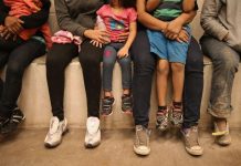 El Gobierno anuncia norma para mantener detenidos a indocumentados más tiempo El Gobierno anunció un plan destinado a permitir la detención de las familias y niños indocumentados durante más tiempo.