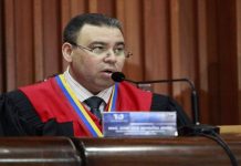 El Supremo venezolano solicita levantar el fuero de tres parlamentarios más El Tribunal Supremo de Justicia (TSJ) venezolano decidió solicitar a la Asamblea Nacional Constituyente el levantamiento del fuero parlamentario de tres diputados.