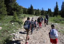 El programa Get Outdoors Leadville! lleva a niños de 8 y 9 años a paseos al aire libre siete horas al día, cinco días a la semana. Realizan las mismas actividades que los turistas. (MARKIAN HAWRYLUK/KHN)