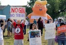 Grupos de manifestaciones aguardan al presidente, Donald Trump, en Dayton para exigir un control más estricto del uso de armas.