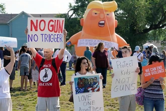 Grupos de manifestaciones aguardan al presidente, Donald Trump, en Dayton para exigir un control m&aacute;s estricto del uso de armas.