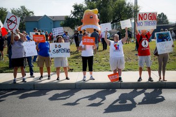 Grupos de manifestaciones aguardan al presidente, Donald Trump, en Dayton para exigir un control m&aacute;s estricto del uso de armas.